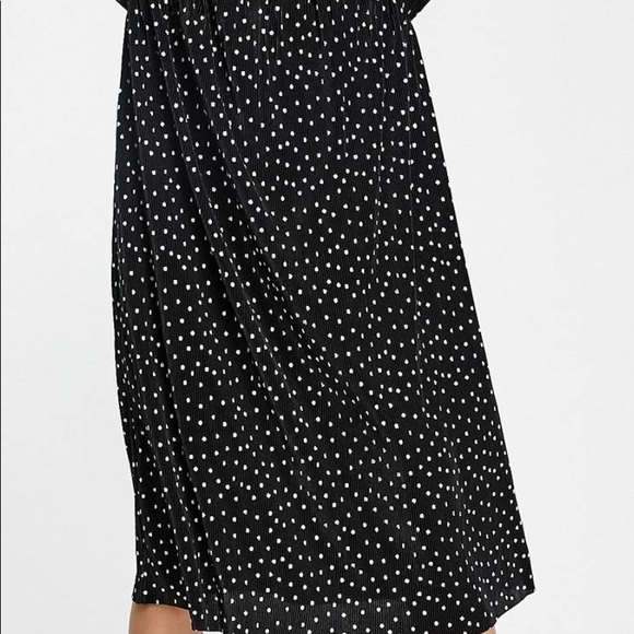 Plisse V-neck midi dress in mono dot print - Picture 3 of 4